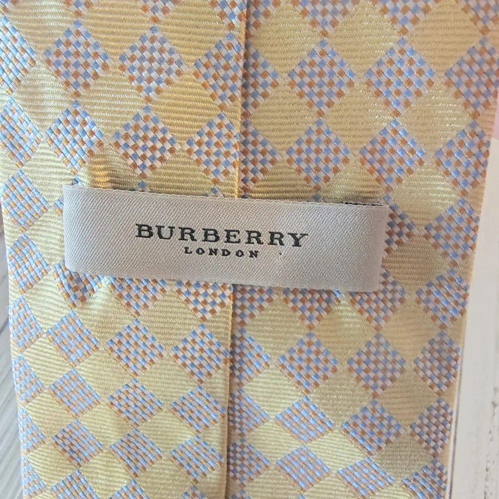 Burberry London Checkered Tie in Yellow and Blue. Made In Italy. 100% Silk.
